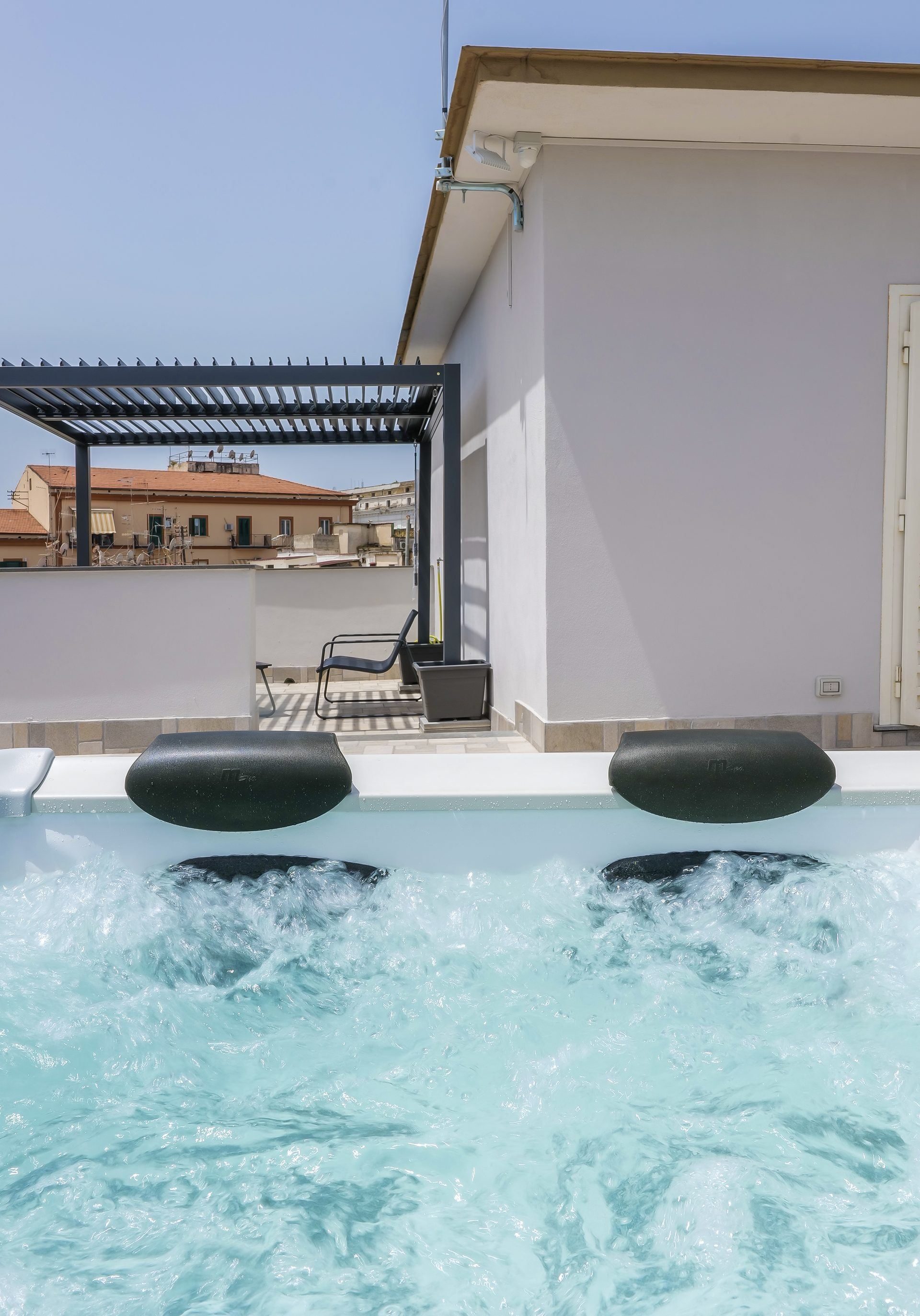 Dettaglio jacuzzi rooftop con vista panoramica
