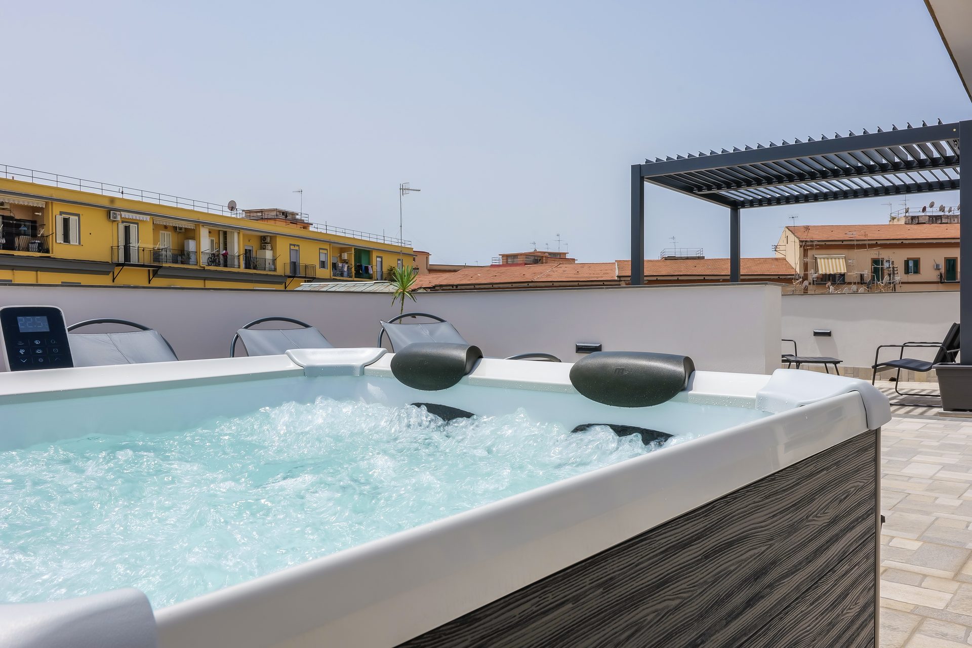 Jacuzzi sul rooftop al tramonto